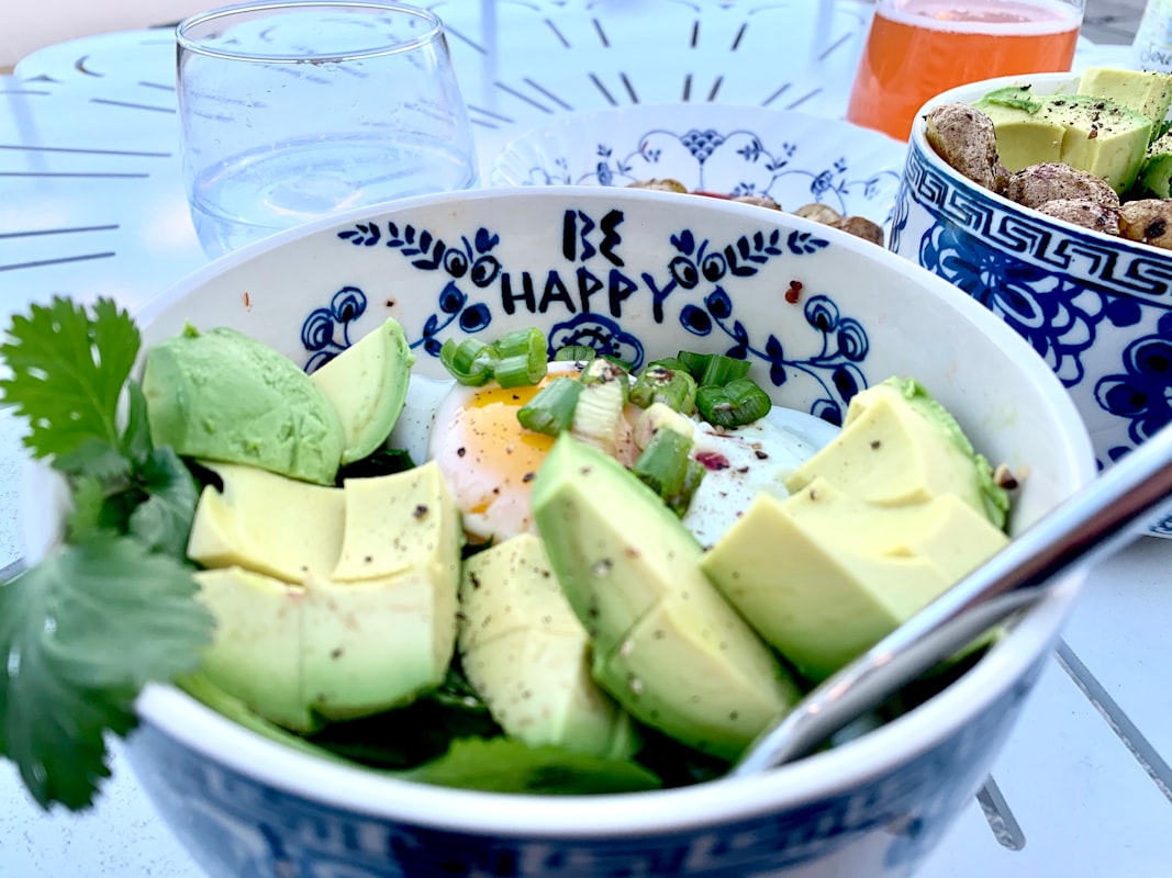 Persona disfrutando de un desayuno saludable con frutas y verduras frescas